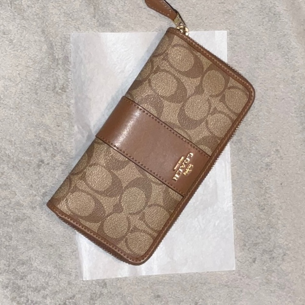 Coach F54630 Khaki/Saddie. SIG PVC LTH ACC ZIP